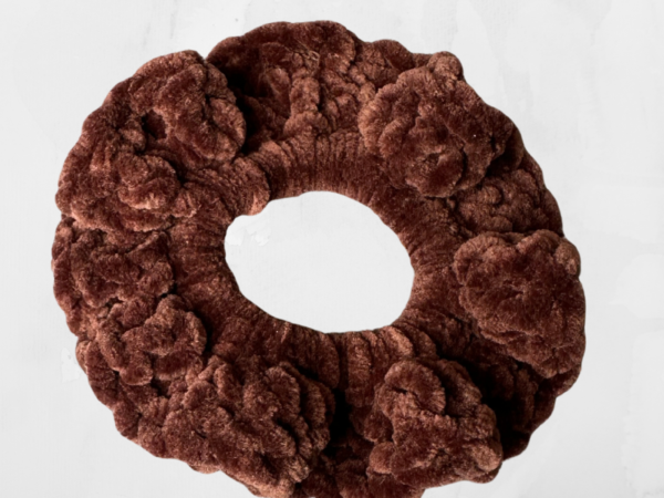 Brun heklet scrunchie