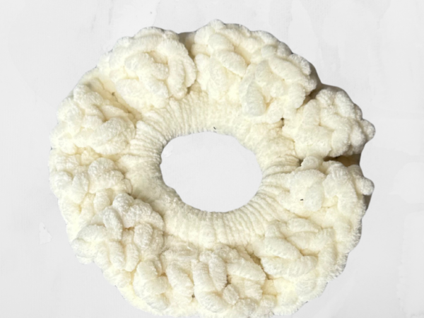 Hvit heklet scrunchie